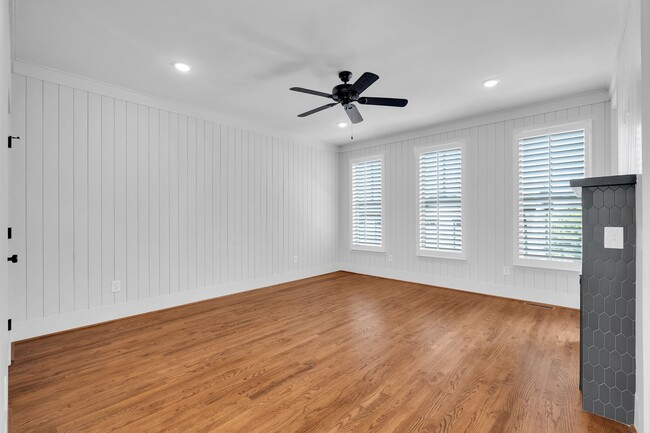 Building Photo - Spacious and Bright Bohemian Cottage Downtown Greenville - Available Now!