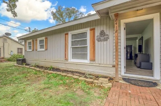 Building Photo - Recently Remodeled 3-Bedroom Home with Gat...