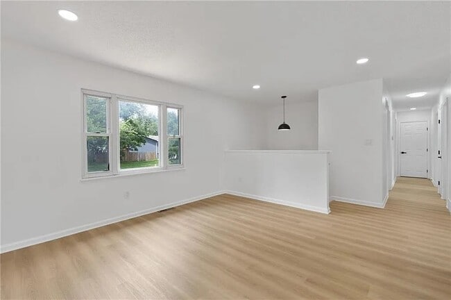 Building Photo - 804 S Montclaire Dr