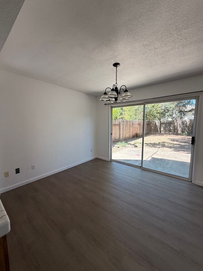 Building Photo - Gated Community Home in Cul-De-Sac
