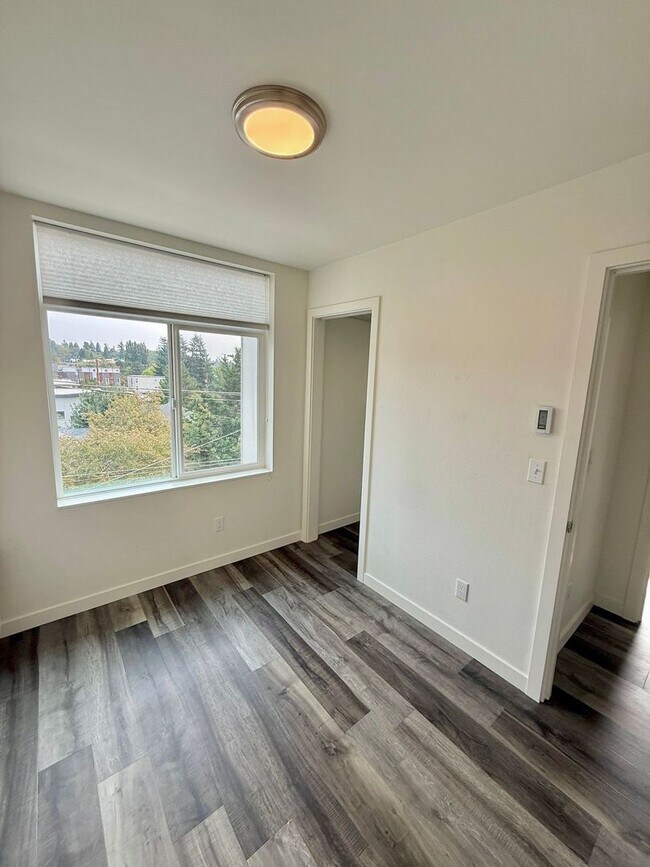 Building Photo - Spacious 8-Bedroom in Ravenna – Centrally Located Near UW and U Village