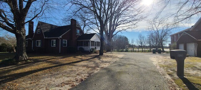 Building Photo - Lewisville Gem!