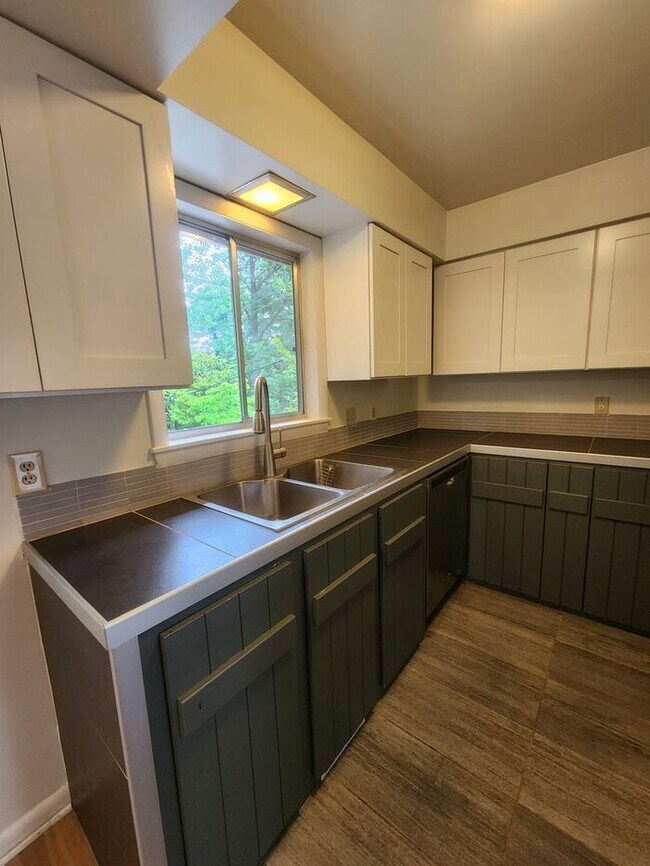 Building Photo - North Asheville Rental!