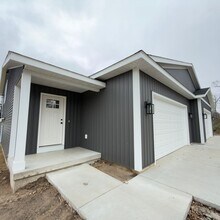 Building Photo - Newly built 3 bedroom spacious home!