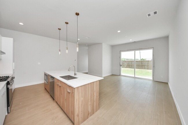 Building Photo - 3004A Ventas Dr