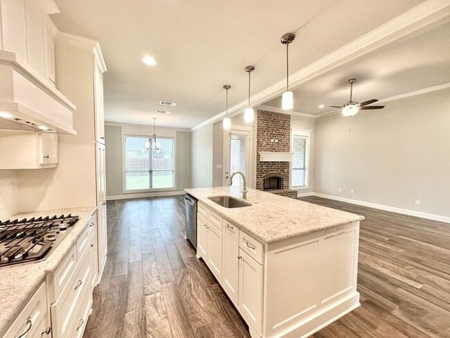 Building Photo - Available Now! Stunning 3 Bedroom 2 Bath i...