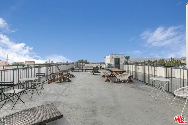 Building Photo - 1111 N Kenmore Ave