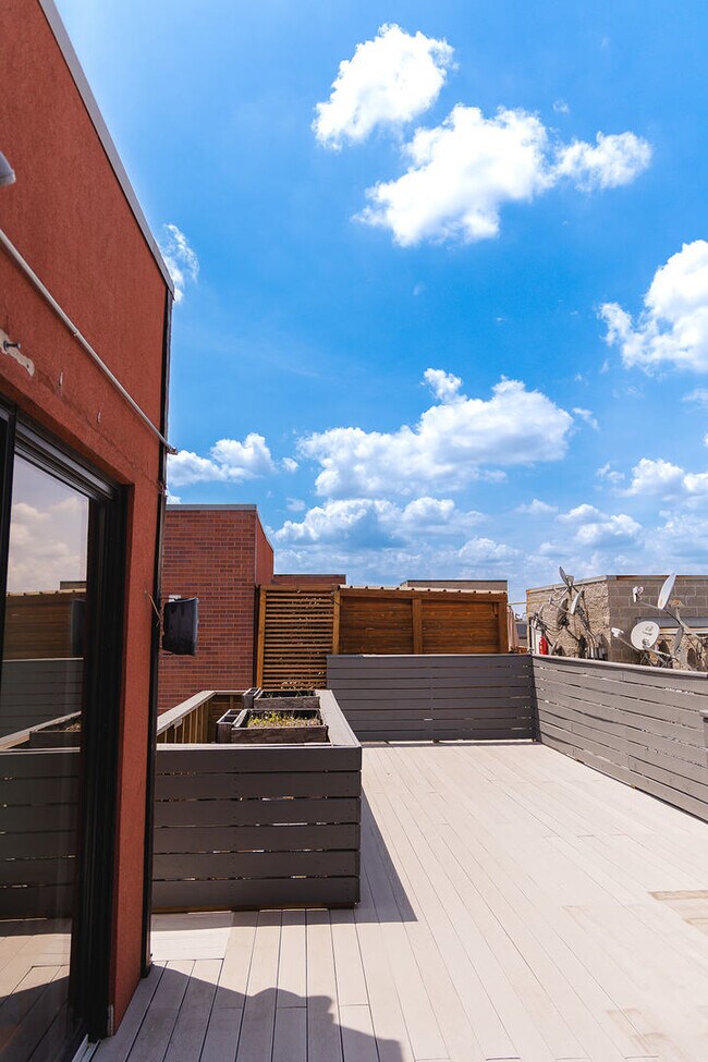 Building Photo - 808 N Greenview Ave