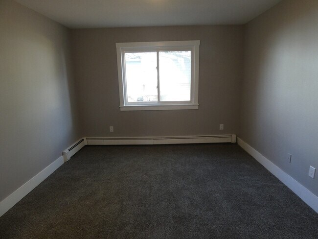 Building Photo - 98 Maple St