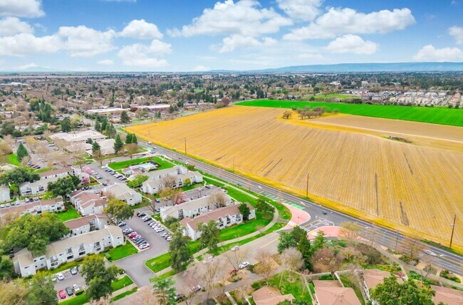 Building Photo - Two bedroom unit in North Davis