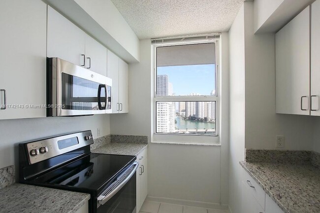 Building Photo - 1111 Brickell Bay Dr