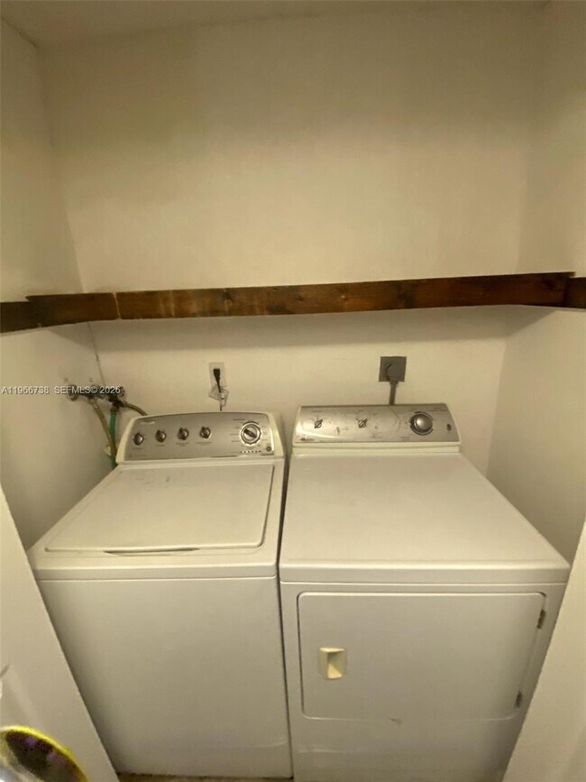 Building Photo - 613 N University Dr