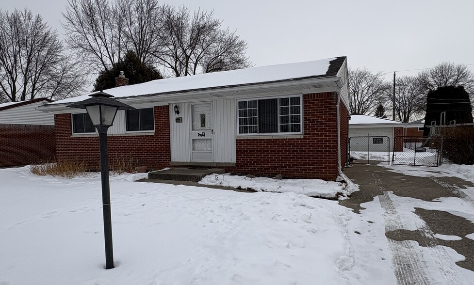 Building Photo - 35328 Lucinda Dr