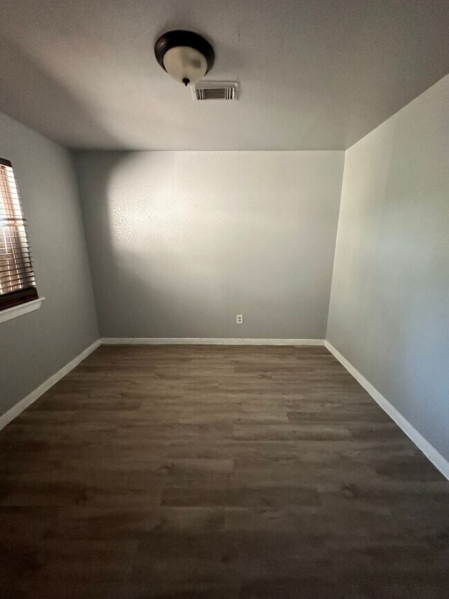 Building Photo - 4 Bedroom 2 Bathroom in 76105 Available!