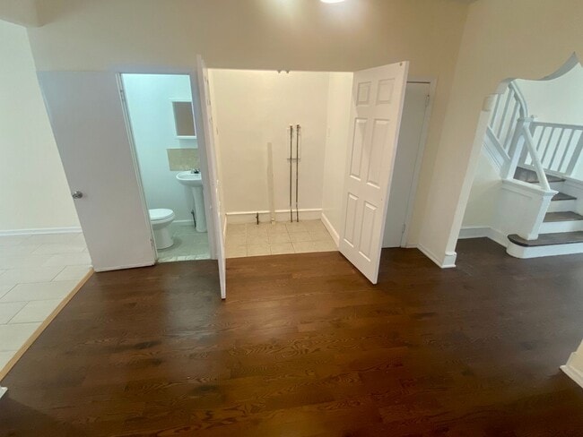 Building Photo - Newly Renovated 4BED 1.5BTH / Stainless Steel Appliances & Washer/Dryer Hookup!