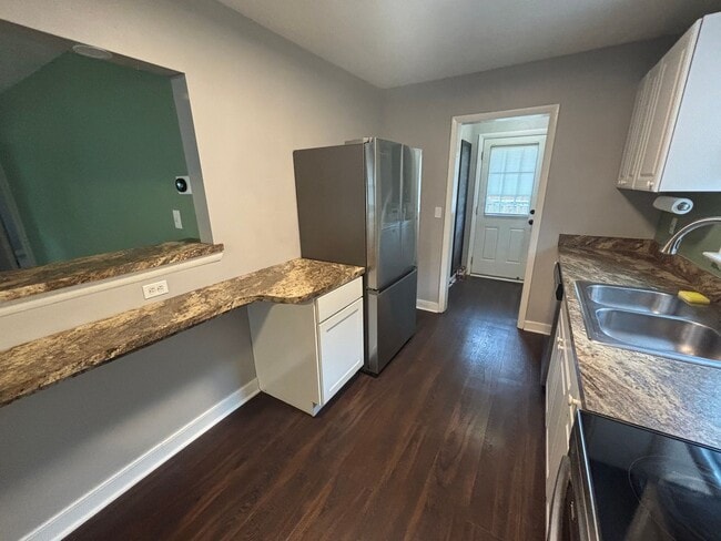 Building Photo - Charming 3 Bedroom 1 Bathroom Brick Ranch ...