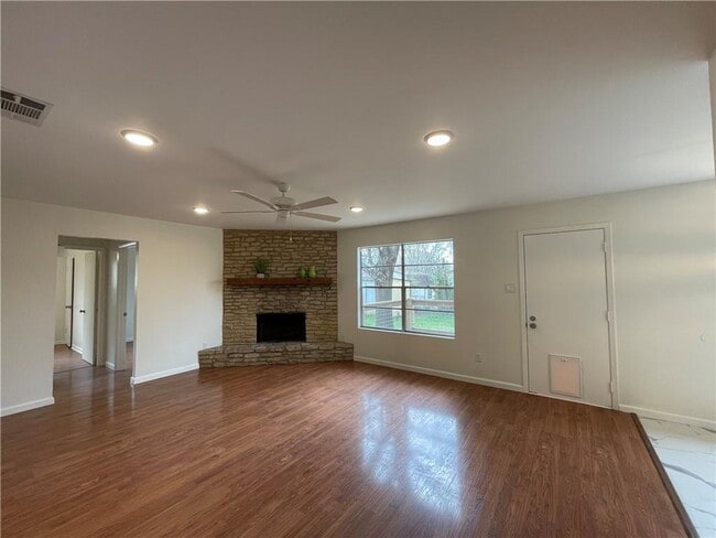 Building Photo - 1911 Heathwood Cir