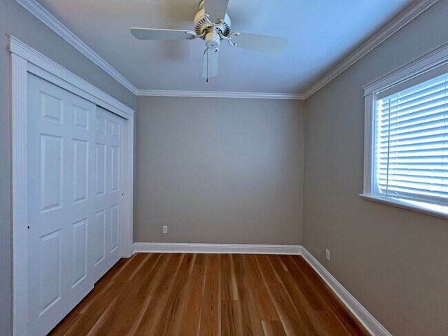 Building Photo - Charming and updated 2 bedroom, 1 bath bun...