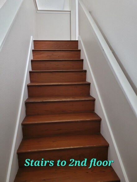 Stairs to 2nd floor - 1116 Bluegrass Dr