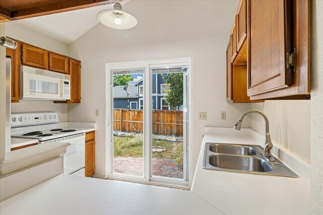 Building Photo - Beautiful 3 bed 2 bath Highlands Ranch Home!