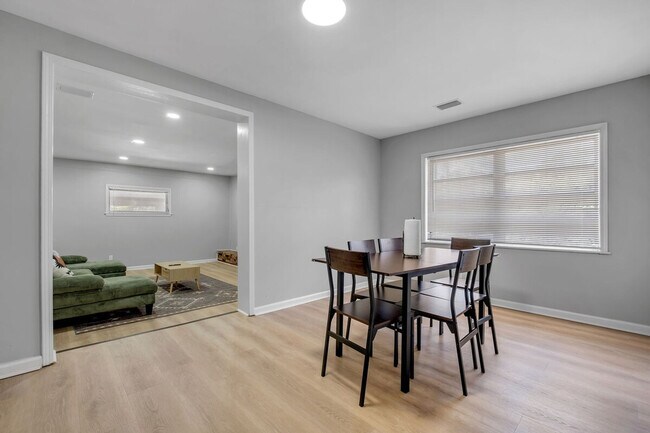 Building Photo - 218 Cactus St