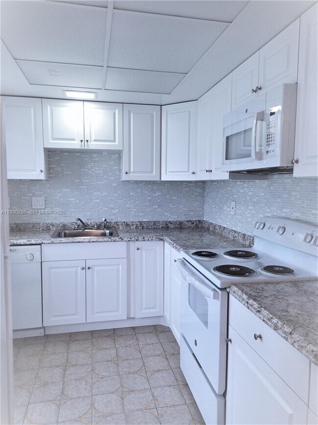 Building Photo - 450 Golden Isles Dr