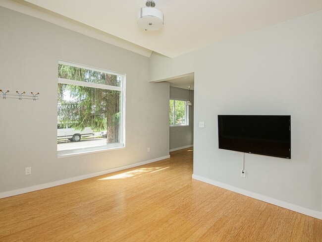 Building Photo - Charming, remodeled 1-bdrm/1-bath vintage duplex in Kerns.  Excellent location, A/C, hardwood floors