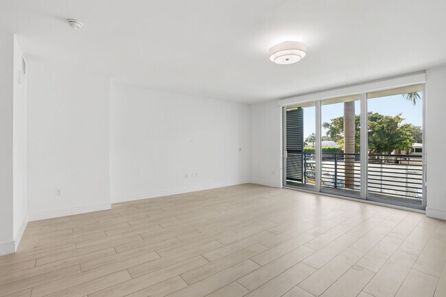 Building Photo - 111 SE 1st Ave