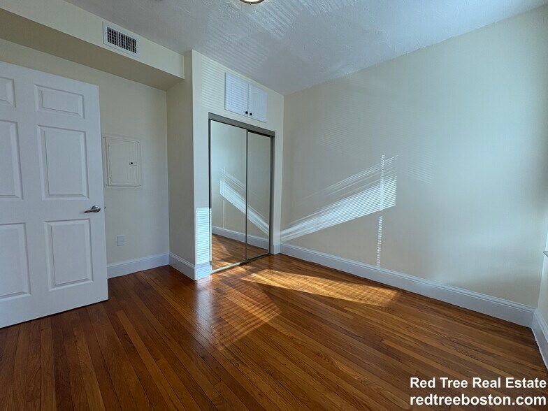 Building Photo - 73 Thatcher St