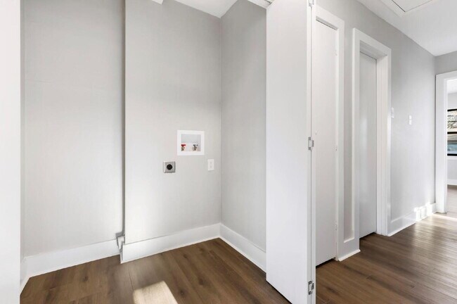 Building Photo - "Fully Remodeled 3-Bedroom Oasis with 2.5 ...