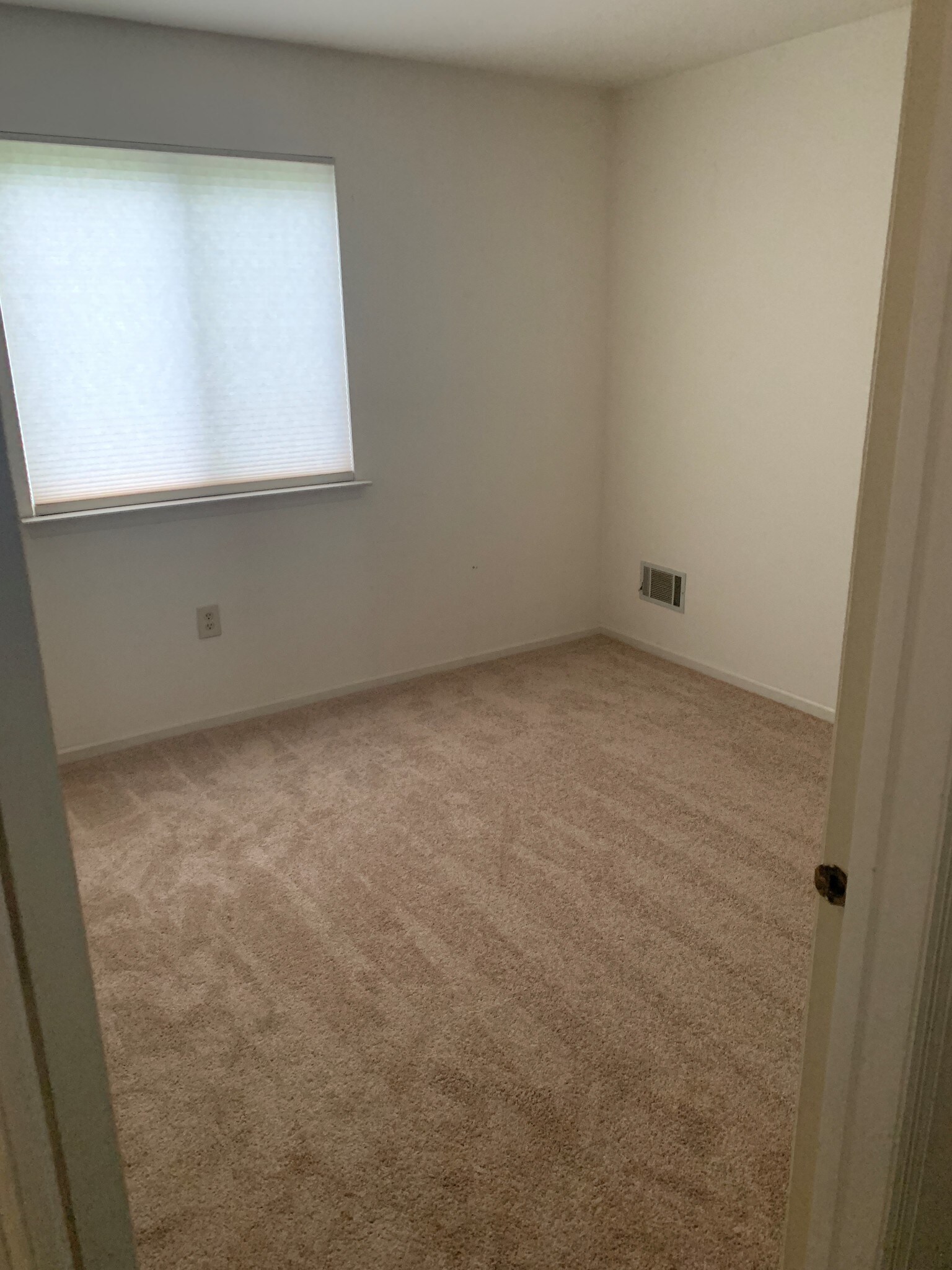 second bedroom - 613 Poplar Ct