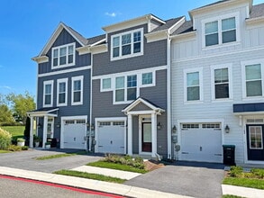 Building Photo - Beautiful 3-Bedroom Townhome with Internet, Cable & Lawn Care Included