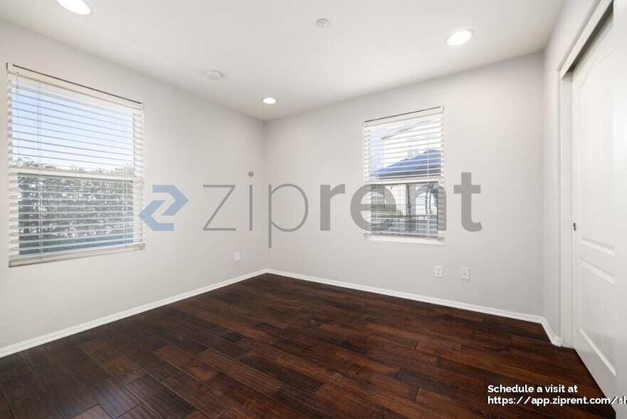 Building Photo - 3048 Beachwood Blf Wy