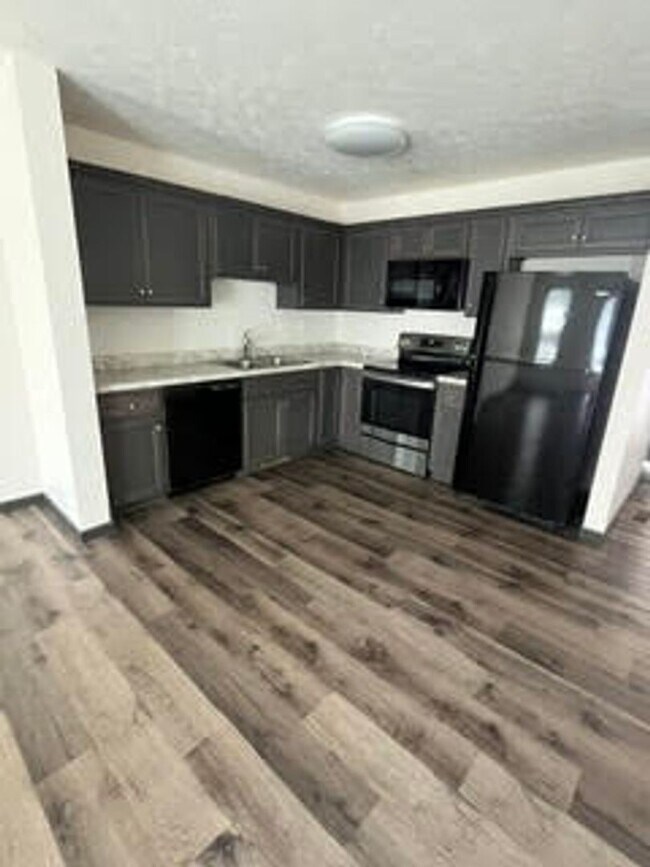 Building Photo - 585 Birch Hill Dr
