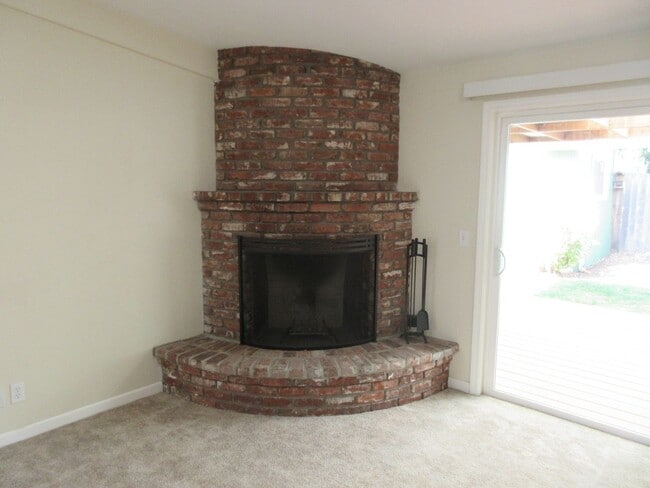 Building Photo - Well Maintained Three Bedroom in Keizer