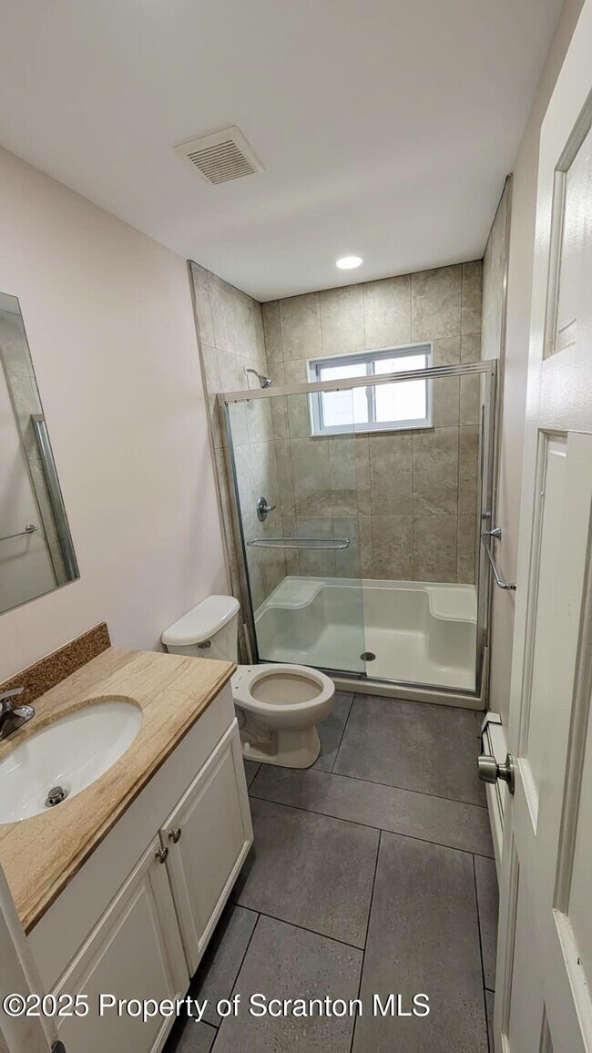 Building Photo - 124 Willow St