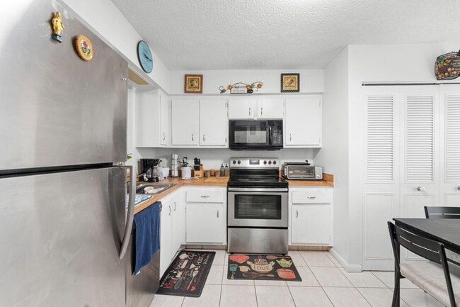 Building Photo - 14527 Bonaire Blvd