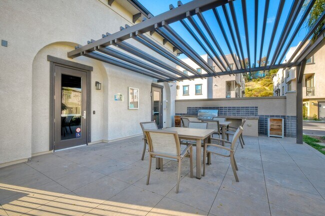 Building Photo - 2211 Solara Ln