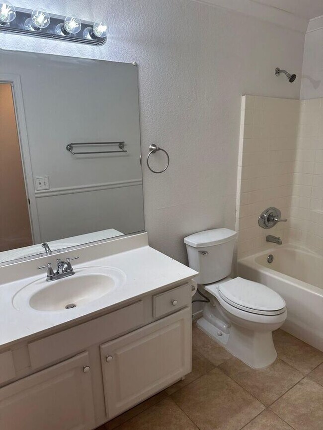 Building Photo - **Beautifully Updated 4-Bedroom Home in Pr...