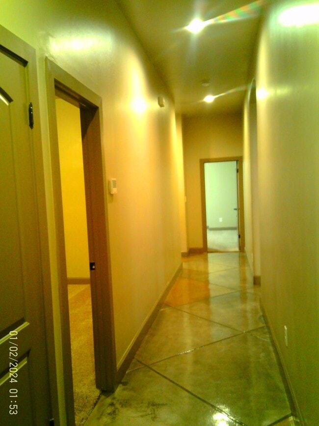Building Photo - CUSTOM BUILT IN GATED SOUTHERN OAKS !!!