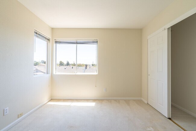 Building Photo - ***Exceptional 3BR/2.5BA Residence in Prime *** San Leandro Location