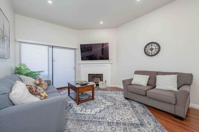 Building Photo - Gated 2BR Condo with Pool View