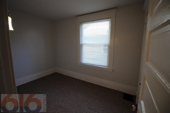 Building Photo - 243 Valley Ave NW