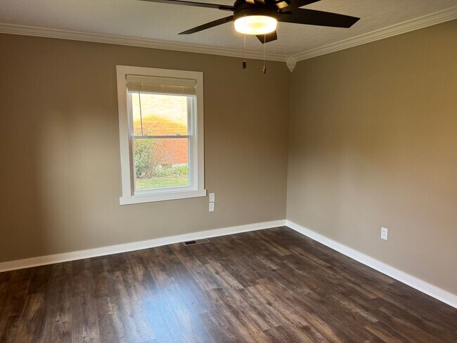 Building Photo - 516 Claremoor Ave