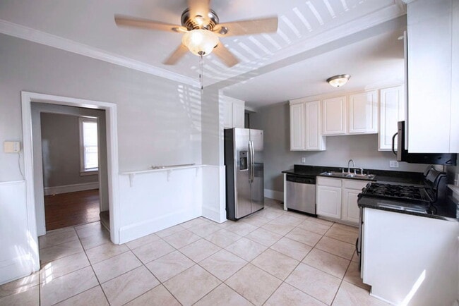 Building Photo - 512 S Lazelle St