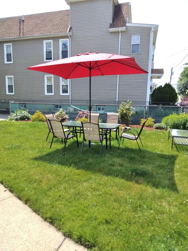 Building Photo - 572 E 25th St