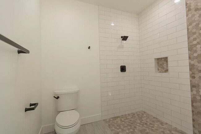 Building Photo - Luxury Townhome in Quiet Neighborhood