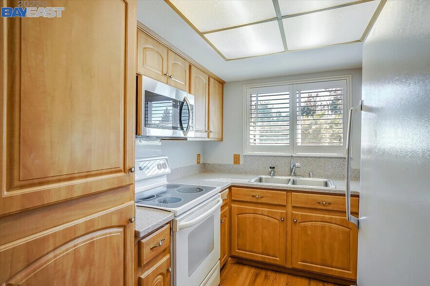 Building Photo - 2055 Sierra Rd