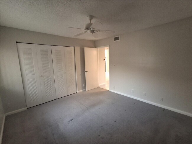 Building Photo - 2611 Riverside Dr