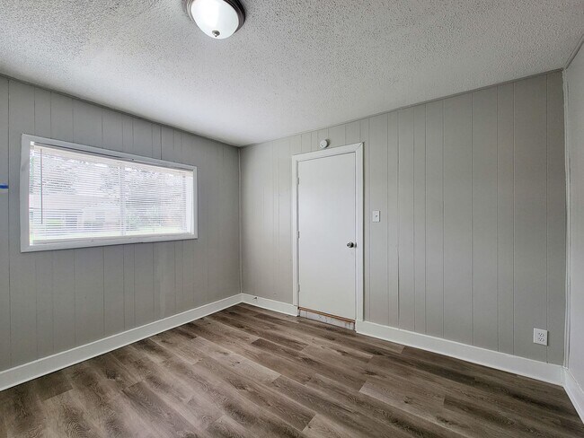 Building Photo - REMODELED 3 BEDROOM LEASE HOME WITH ALL THE UPGRADES THROUGHOUT. COME TAKE A LOOK AT THIS